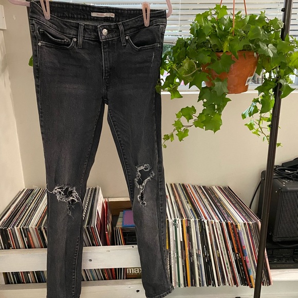 Black 711 Skinny Levi’s - Picture 2 of 6